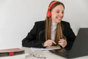 A lady smiling as she learn French online from the comfort of her home