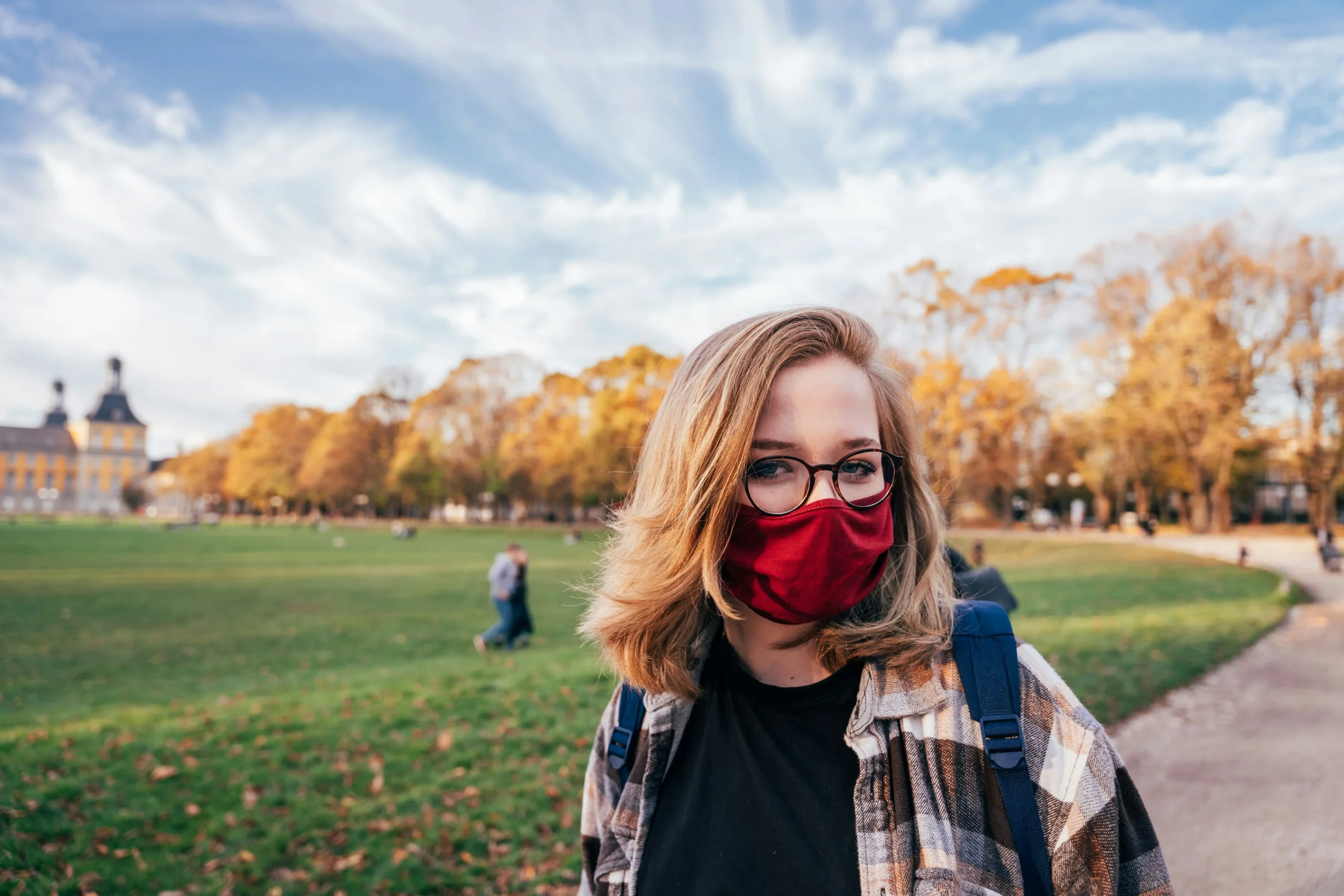 A beneficiary of Gilman Scholarship wearing mask as she walks in the campus