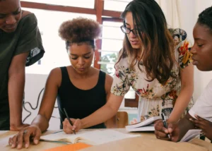 A tutor teaching college students the most effective note-taking-strategies